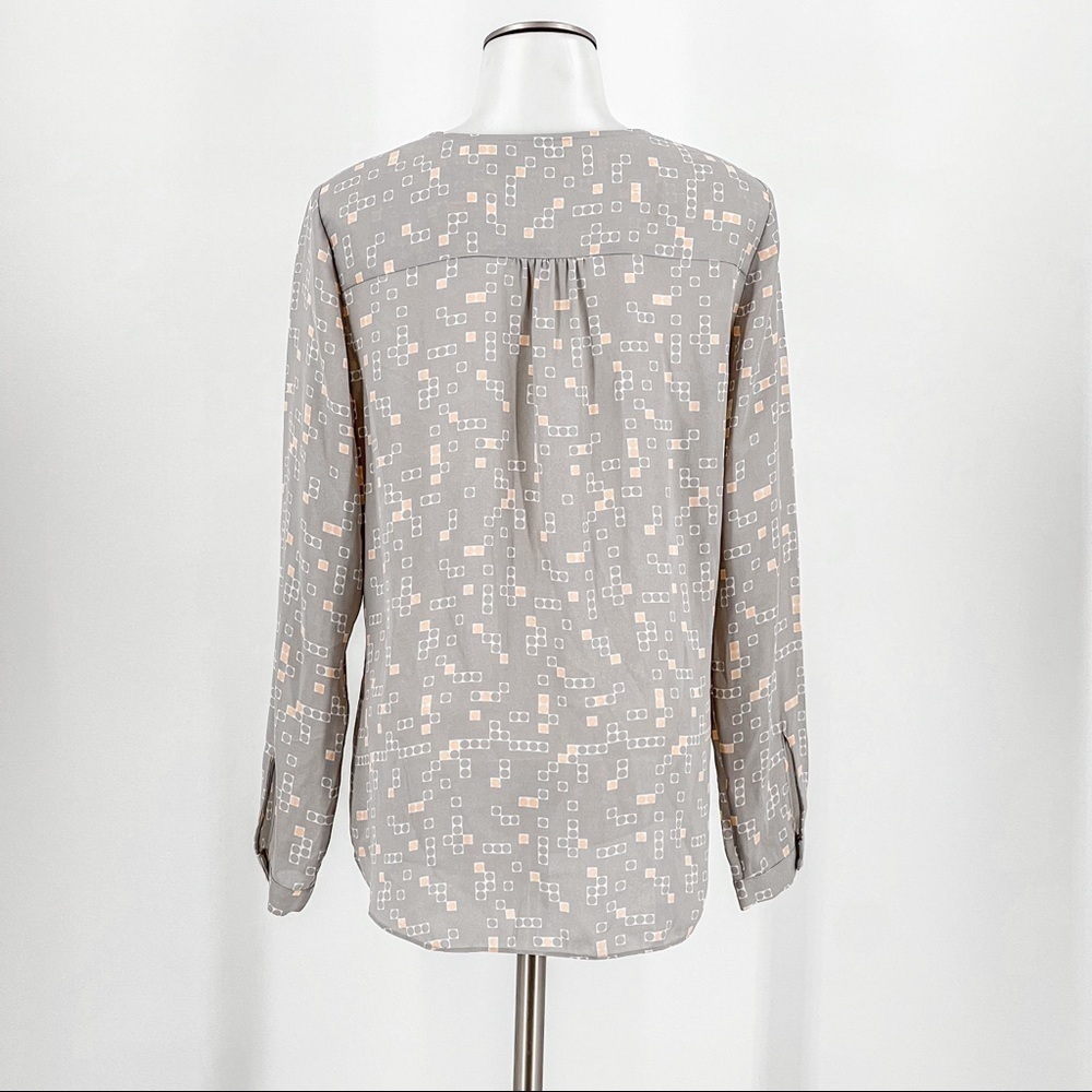 Halogen Large  blouse Gray, pink Soft geometric Pattern V Neck Ruffle! - Picture 5 of 8